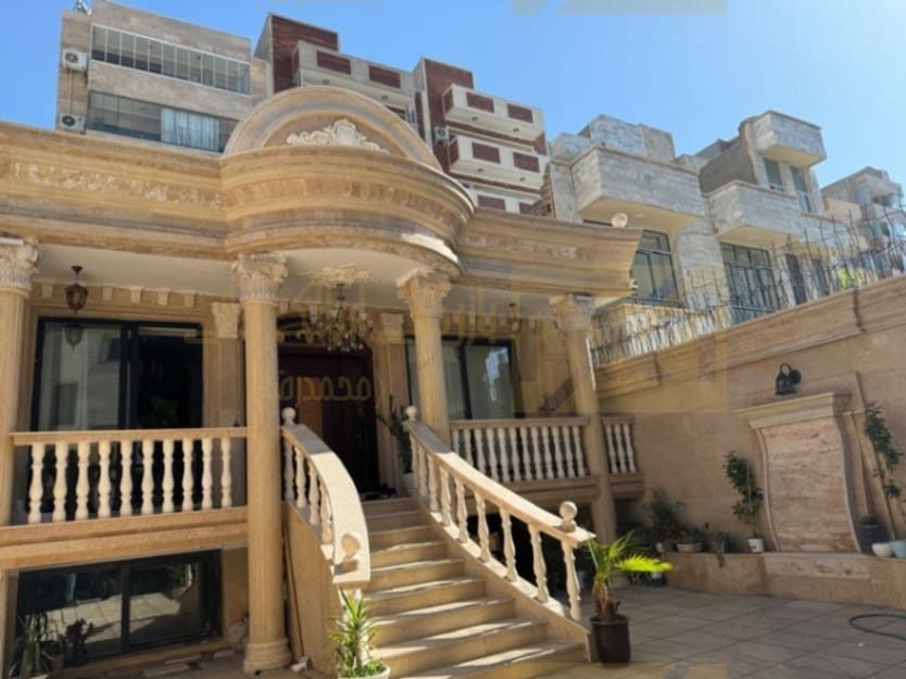 حیاط ۲۰۰ متر تمام رهن