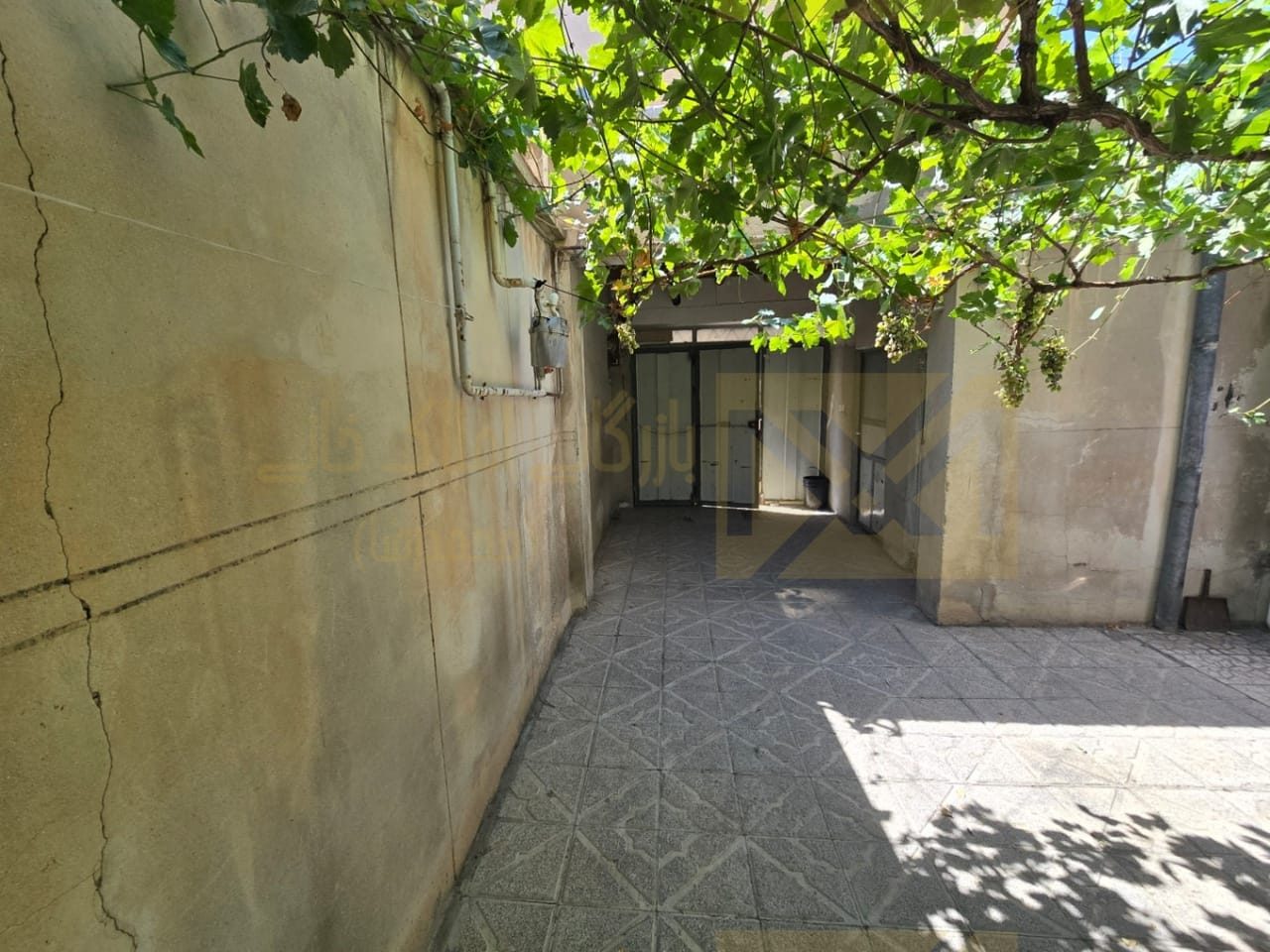 حیاط ۱۷۶ متری واقع در کوچه باغ