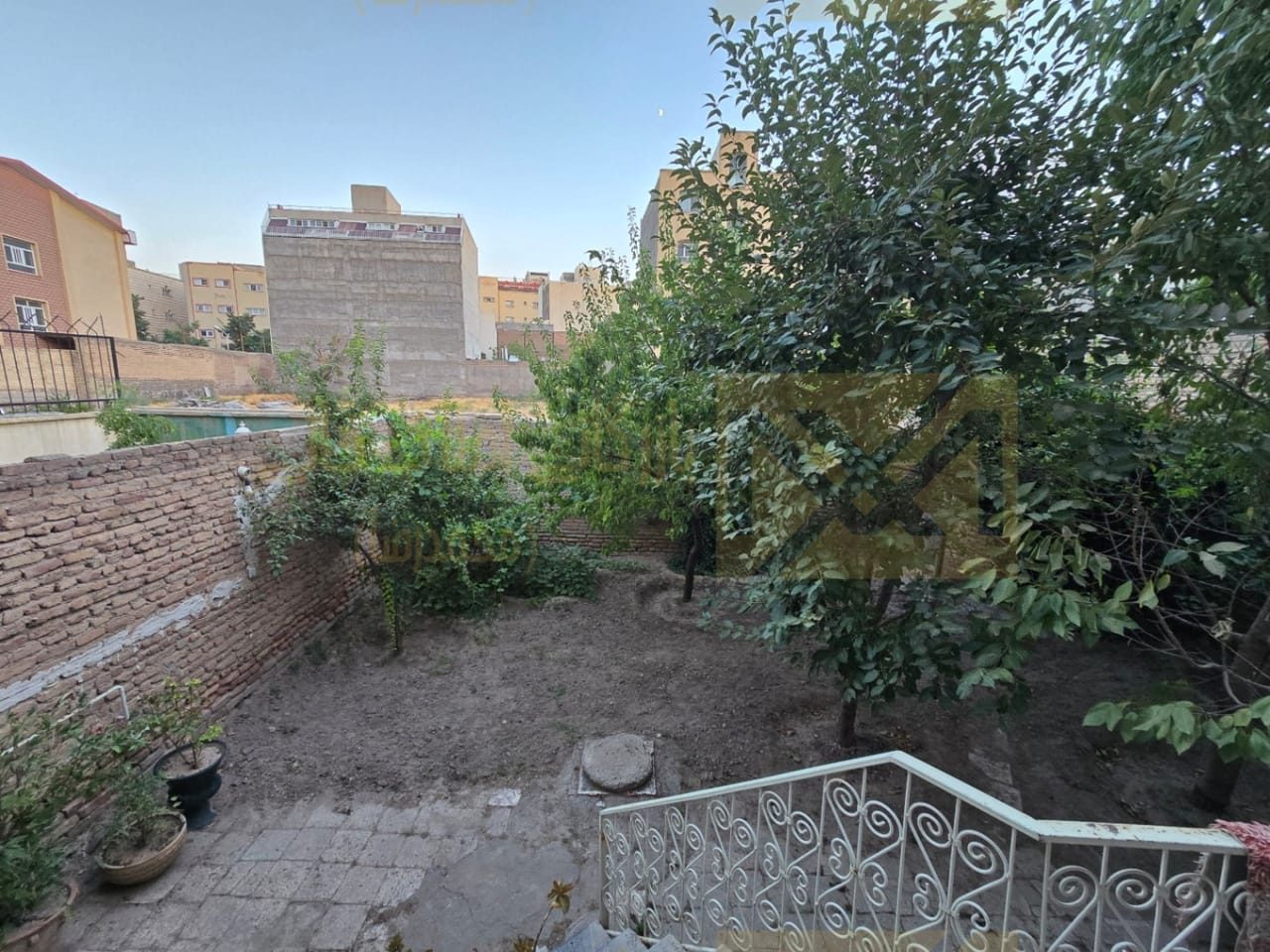 حیاط ۳۱۳ متری واقع در شهناز